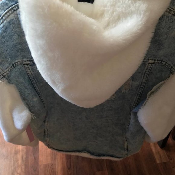 Jean Jacket Faux Fur Hood and Sleeves NEW! - Picture 3 of 15